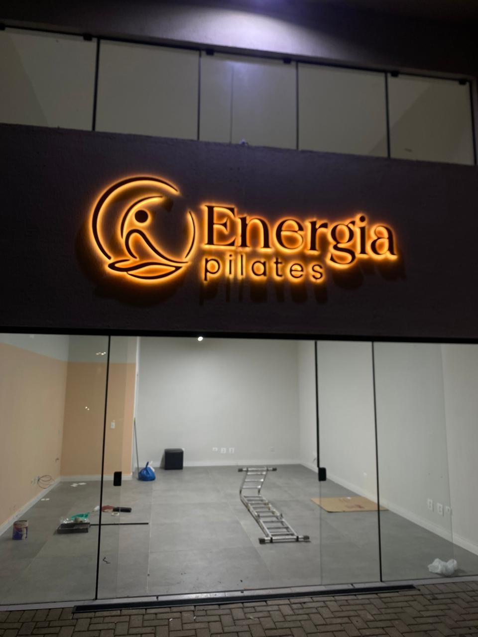 Letra caixa com iluminação retroversa LED âmbar para Energia Pilates
