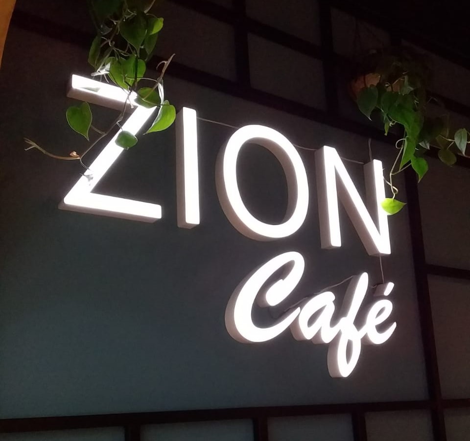Letra caixa iluminada em acrílico para fachada do Zion Café, Curitiba
